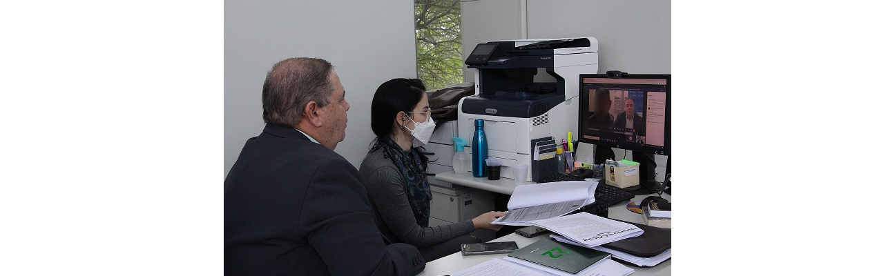 Duas pessoas realizando vídeo conferência