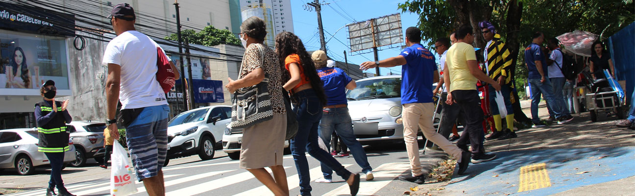 Pedestres atravessando faixa