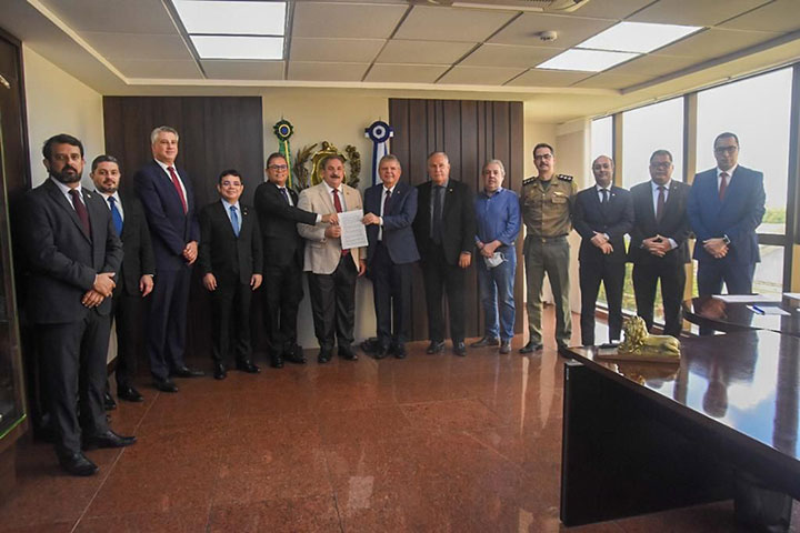 Foto de homens segurando a instrução normativa assinada 