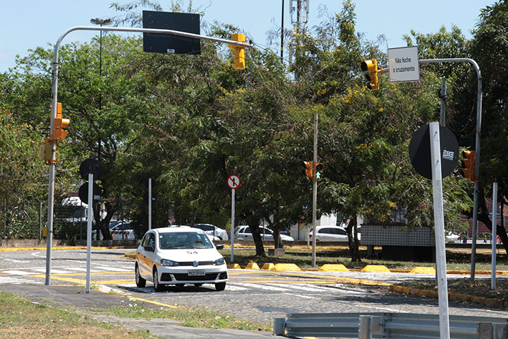 Aluno realizando prova prática no pátio de provas do Detran-PE