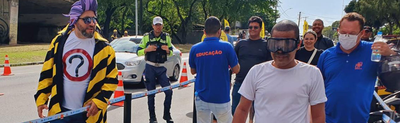 Cidadão utilizando óculos de simulação de embriaguez