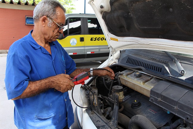 foto de homem realizando vistoria em um carro