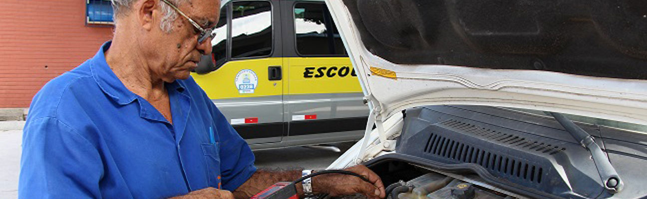 foto de homem realizando vistoria em um carro