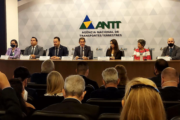 foto de pessoas em reunião na agencia nacional de transportes terrestres