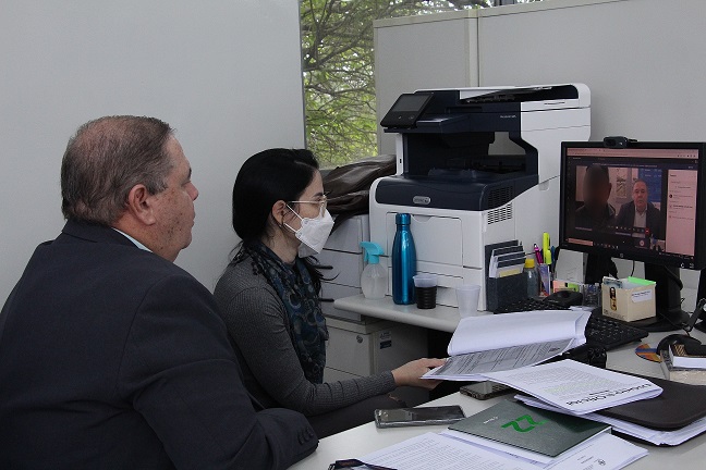 Duas pessoas realizando vídeo conferência